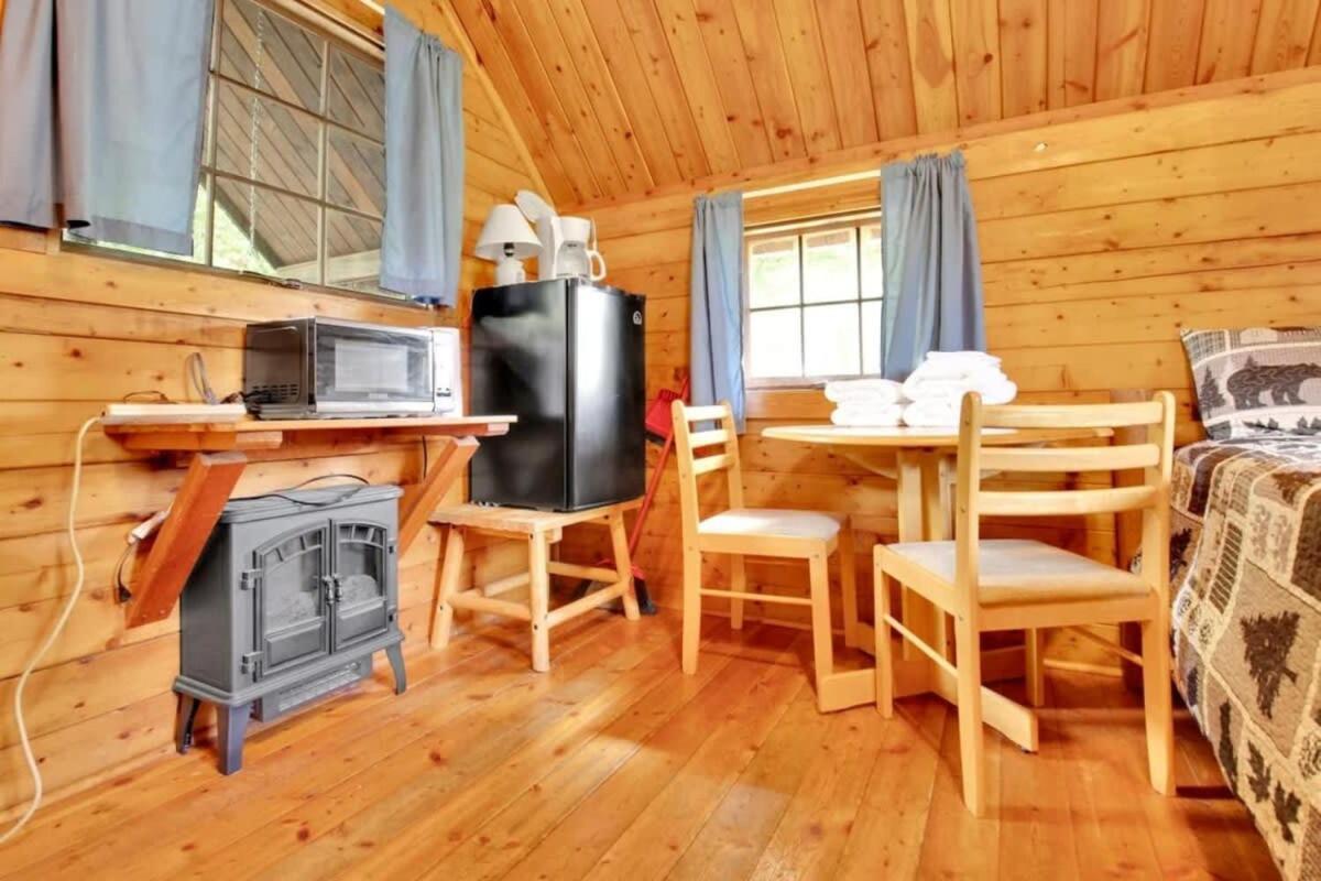 Lovely Rustic Cabin In Bloomington Buitenkant foto